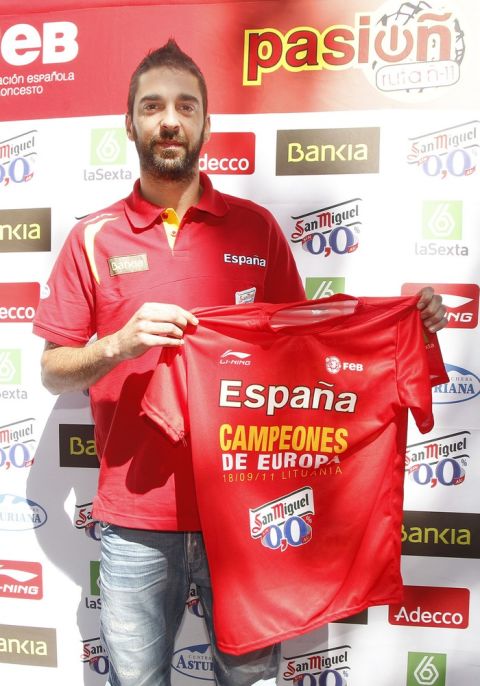 JUAN CARLOS NAVARRO CON LA CAMISETA DE CAMPEONES.